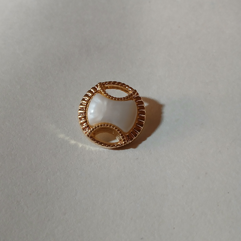 Medium Middle Raised Gold Ring 1 Hole